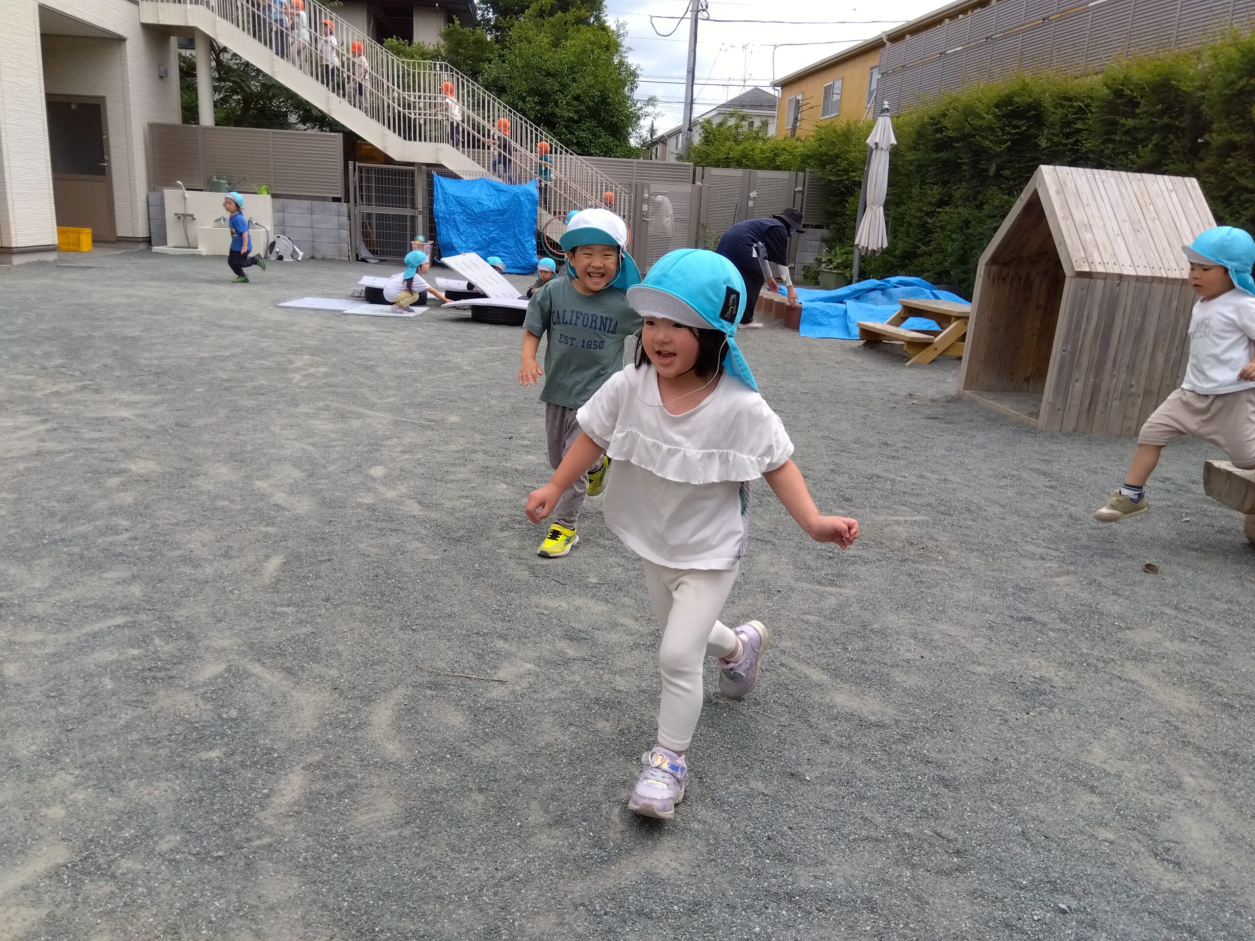 園庭で鬼ごっこ